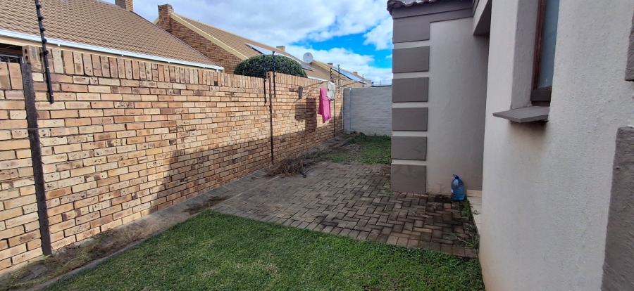 2 Bedroom Property for Sale in Langenhovenpark Free State